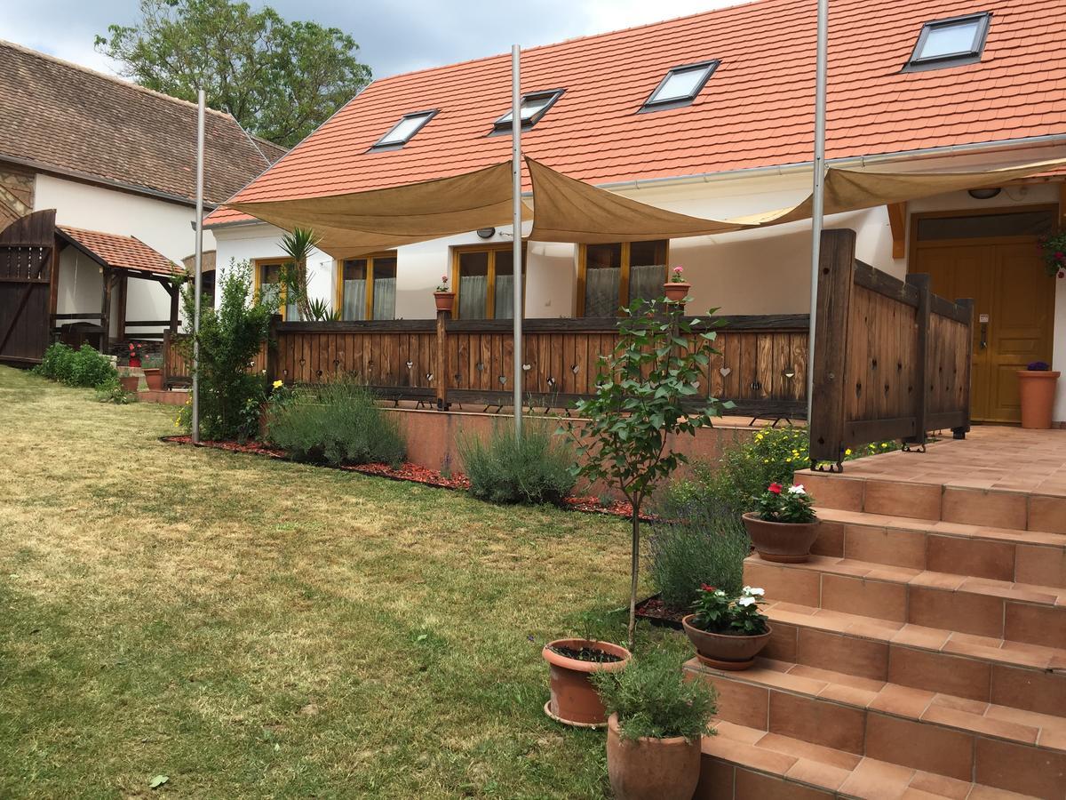 Levendula Porta Es Pajtaszinhaz Hotel ออร์ฟู ภายนอก รูปภาพ